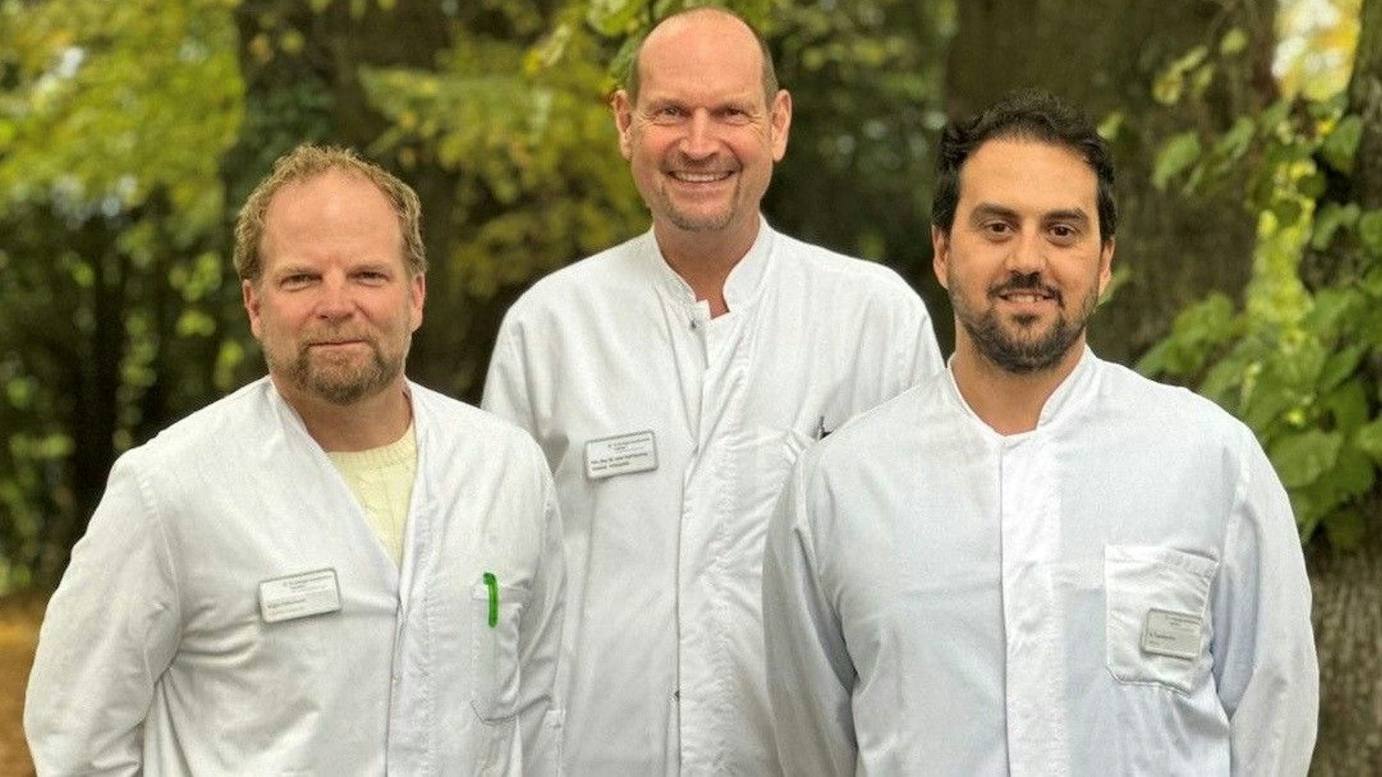 Das St. Remigius Krankenhaus Opladen hat bei der Erhebung der „Qualitätssicherung mit Routinedaten QSR“ besonders gut abgeschnitten. Bei den Knie- und Hüftendoprothesen gibt es jeweils alle drei der begehrten AOK-Lebensbäumchen: Ralph Hülsemann, Privatdozent Dr. Ralf Decking und Konstantinos Papadapoulos (v.l.).