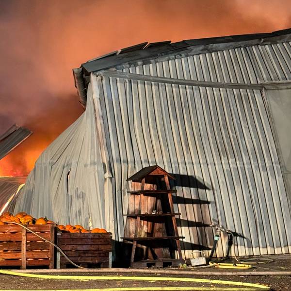 Das Bild zeigt eine brennende Lagerhalle.