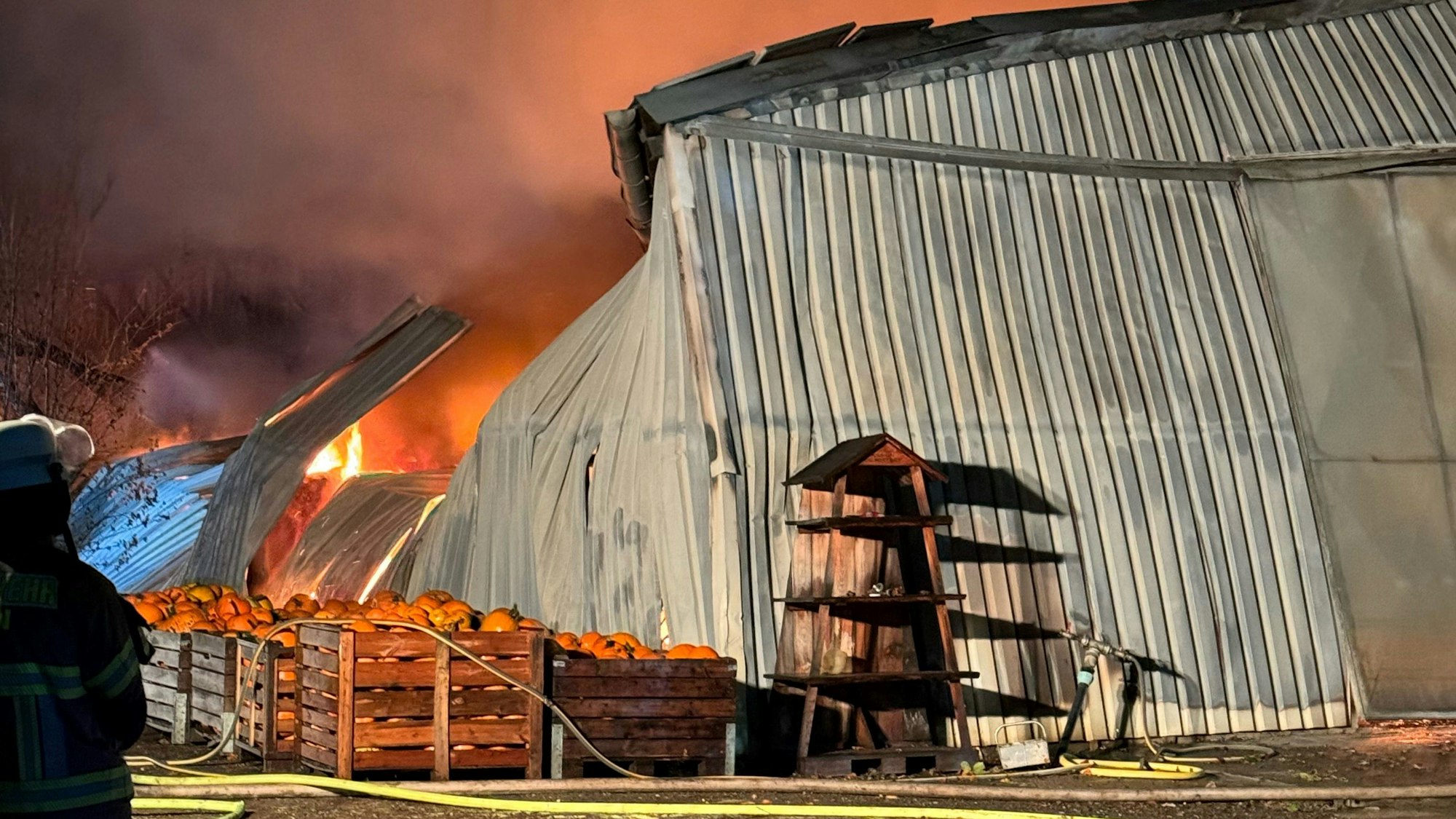 Das Bild zeigt eine brennende Lagerhalle.