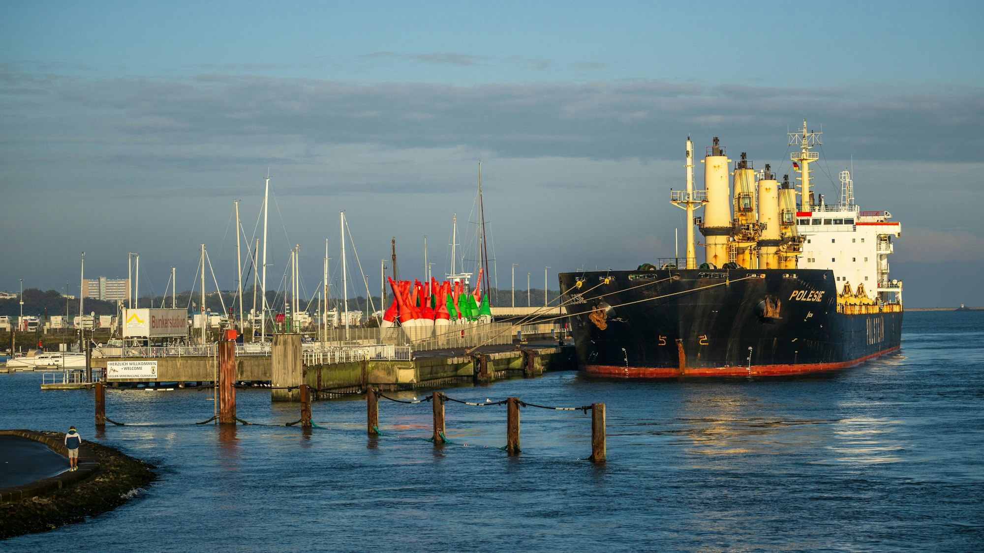 Cuxhaven: Das Frachtschiff „Polesie“ liegt im Hafen.