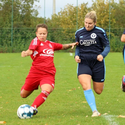 Zülpichs Celine Hilgers (l.) im Laufduell mit einer Kommerner Spielerin.