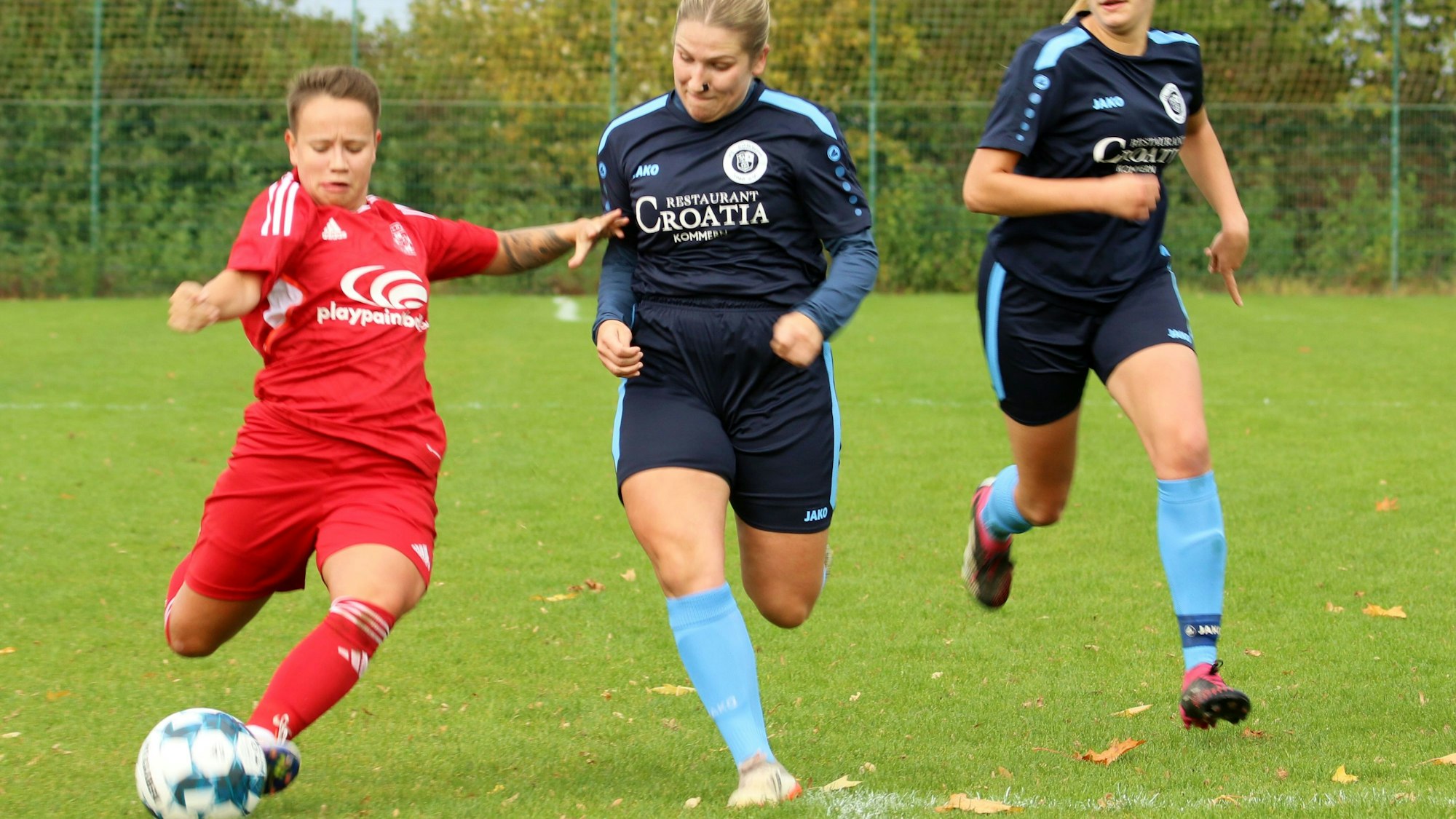 Zülpichs Celine Hilgers (l.) im Laufduell mit einer Kommerner Spielerin.