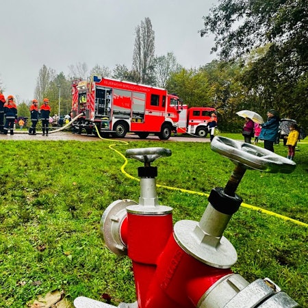 Mitglieder der Jugendfeuerwehr in Einsatzkleidung während einer Übung