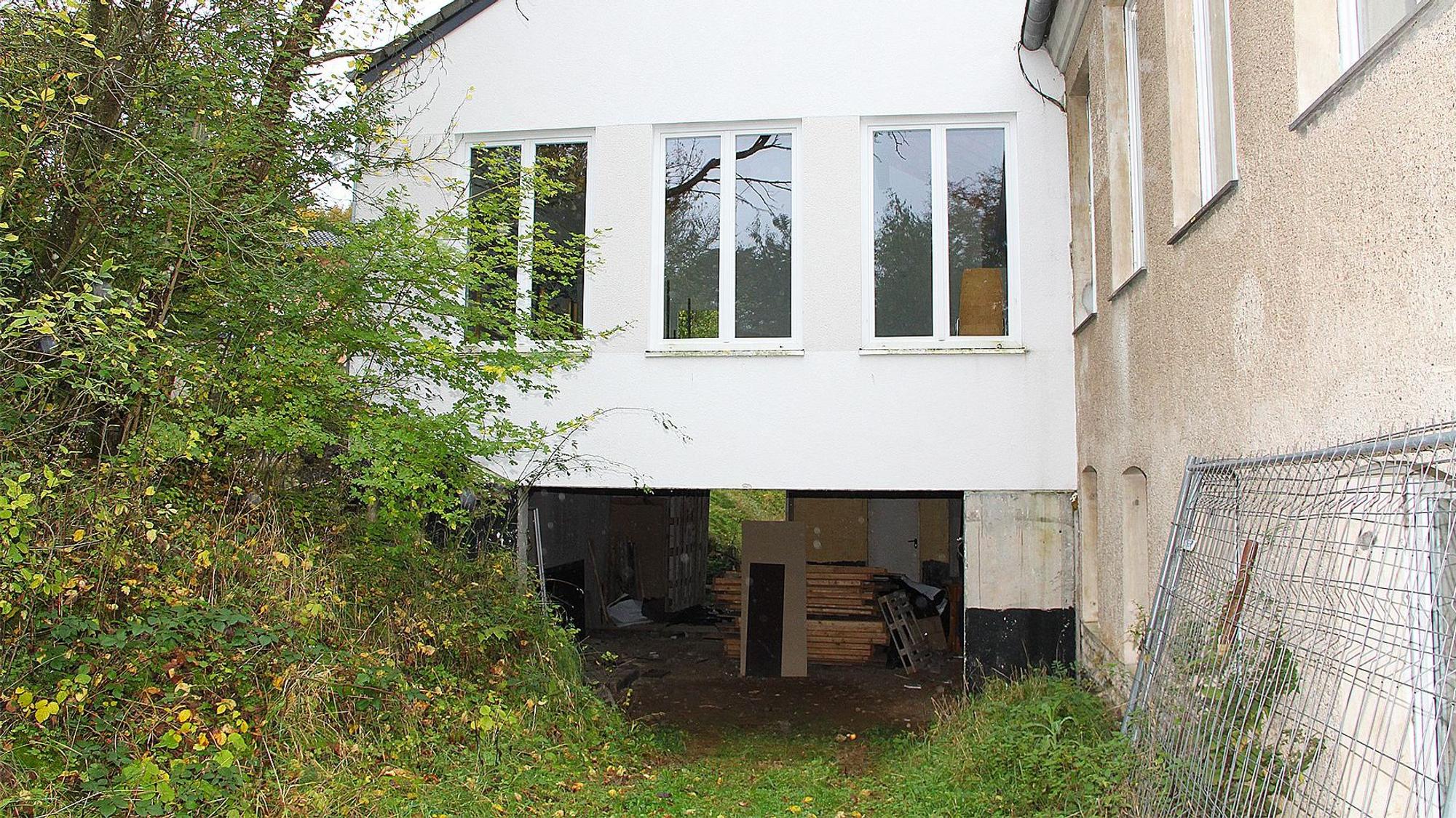 Unter dem weißen Gebäudeteil in der Bildmitte befindet sich Durchgang. Dieser wird geschlossen und zu einem Gruppenraum ausgebaut.