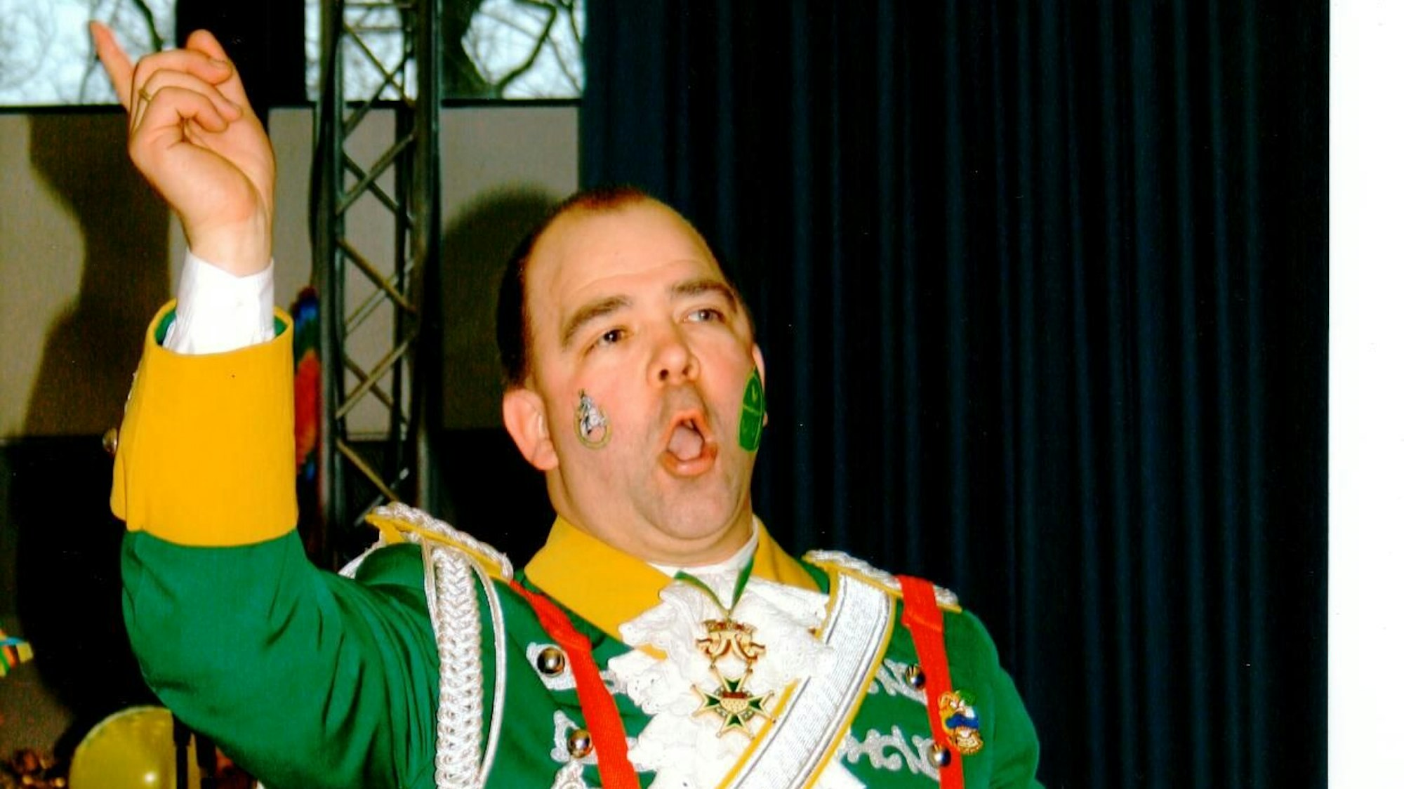 Zu sehen ist Rainer Broicher im Karnevalskostüm.