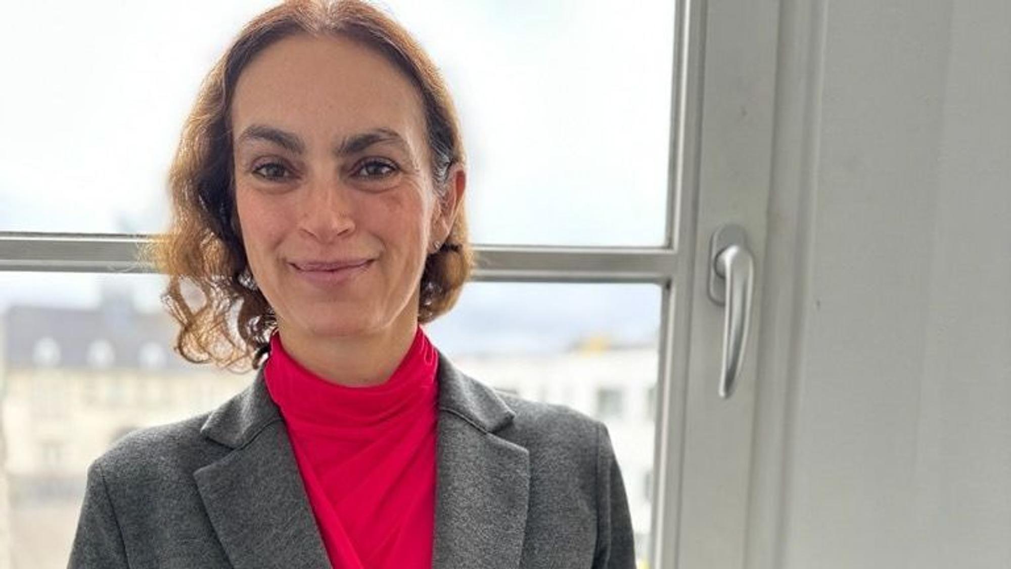 Bettina Levy steht an einem Fenster