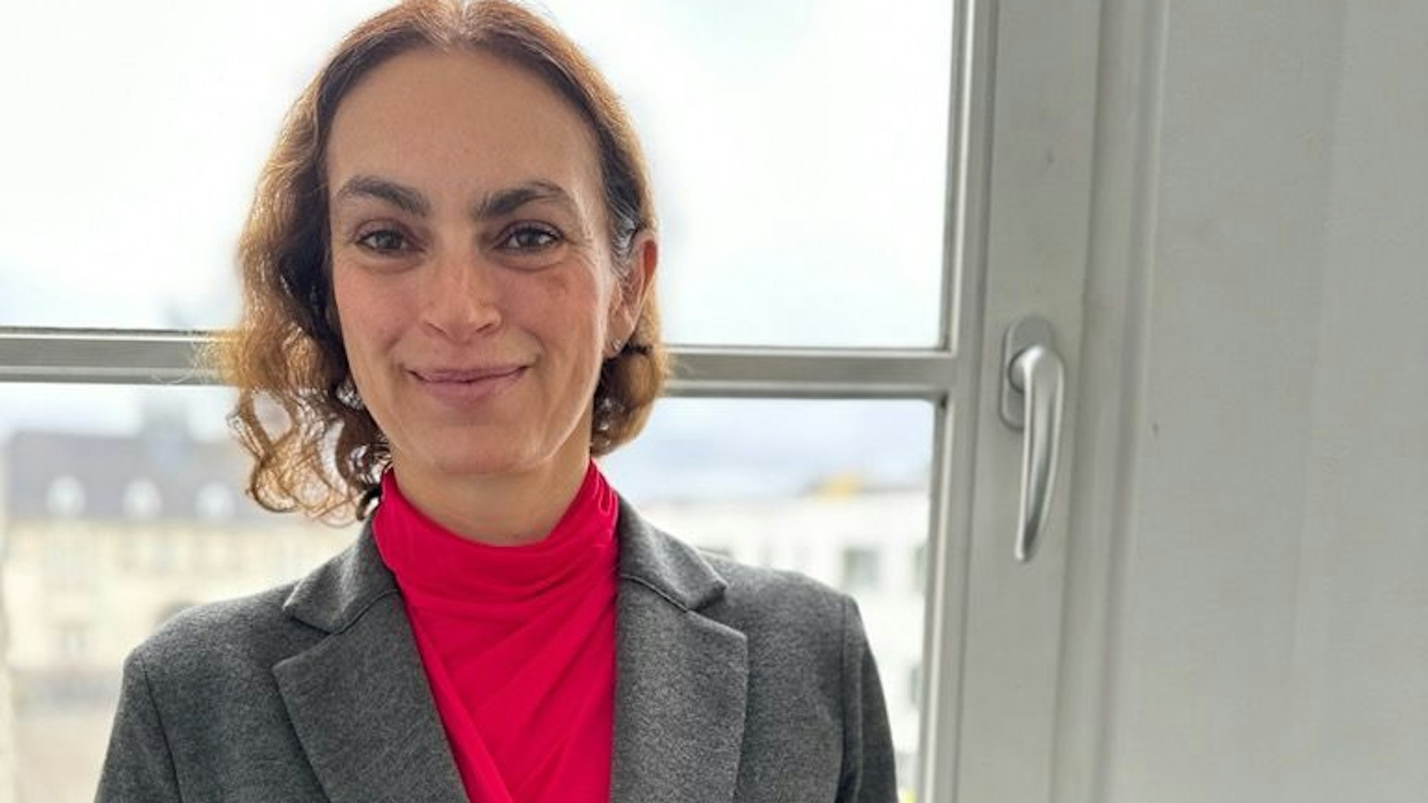 Bettina Levy steht an einem Fenster