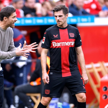 Bayer-04-Trainer Xabi Alonso und Jonas Hofmann