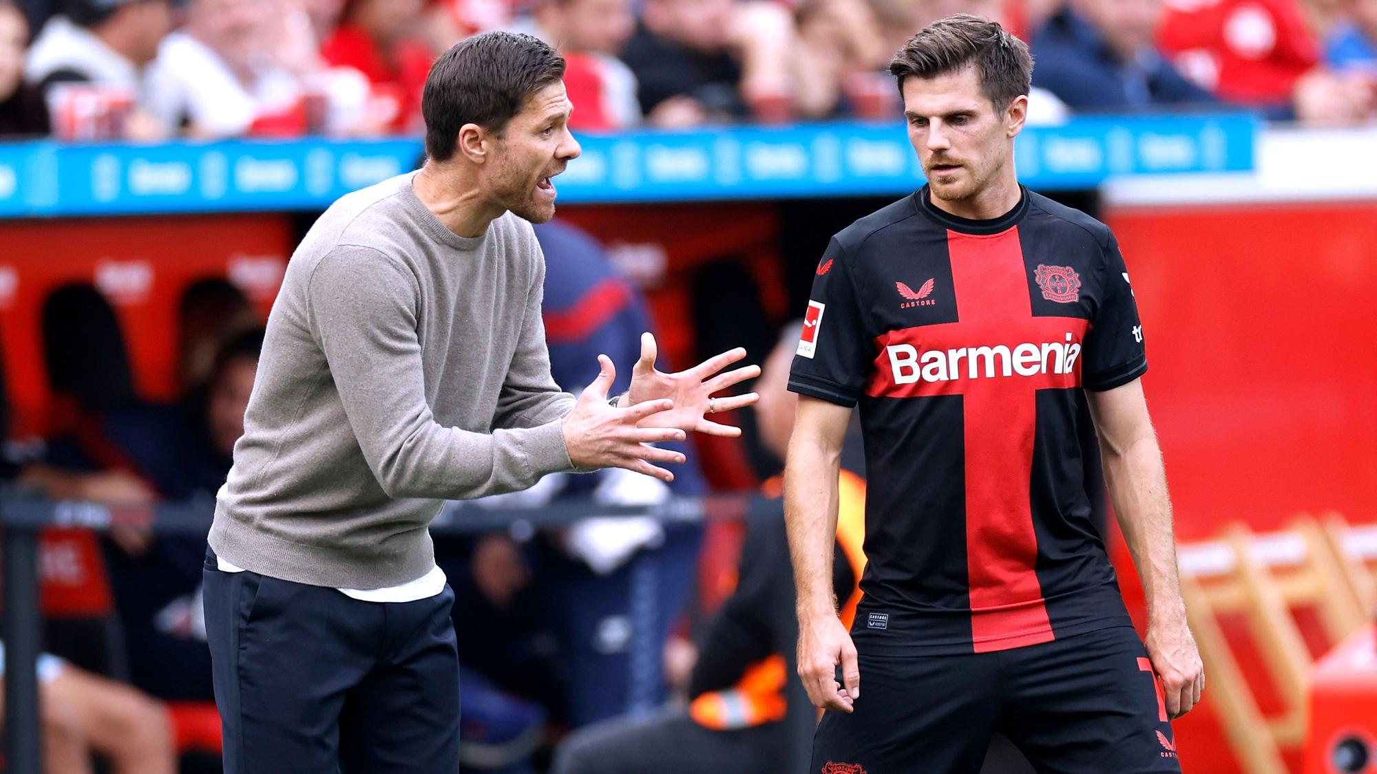 Bayer-04-Trainer Xabi Alonso und Jonas Hofmann