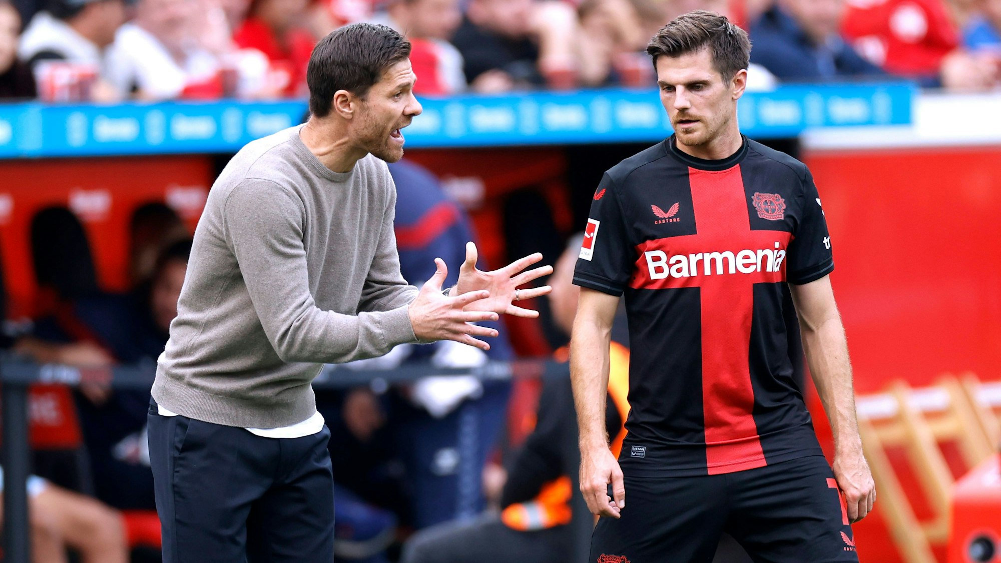 Bayer-04-Trainer Xabi Alonso und Jonas Hofmann