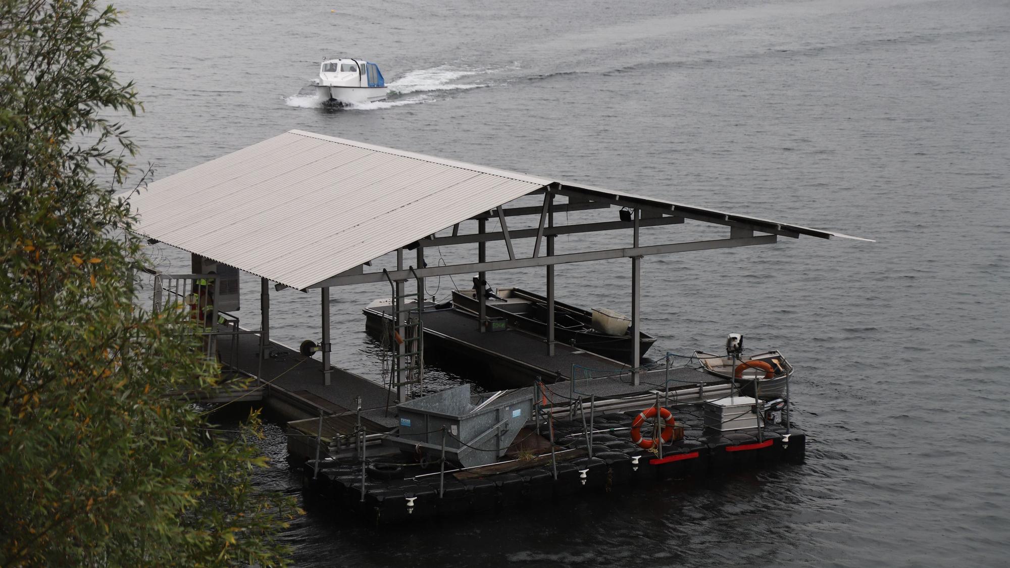 Ein Boot fährt wieder an den Anleger zurück.