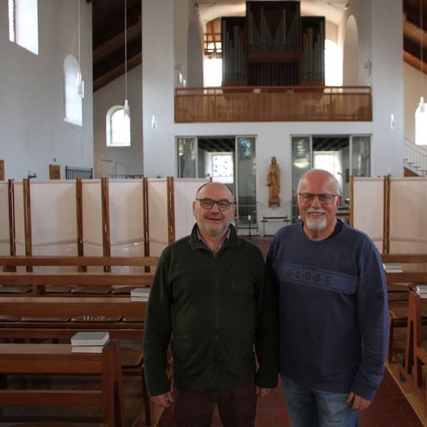 Zwei Männer im Innenraum einer Kirche