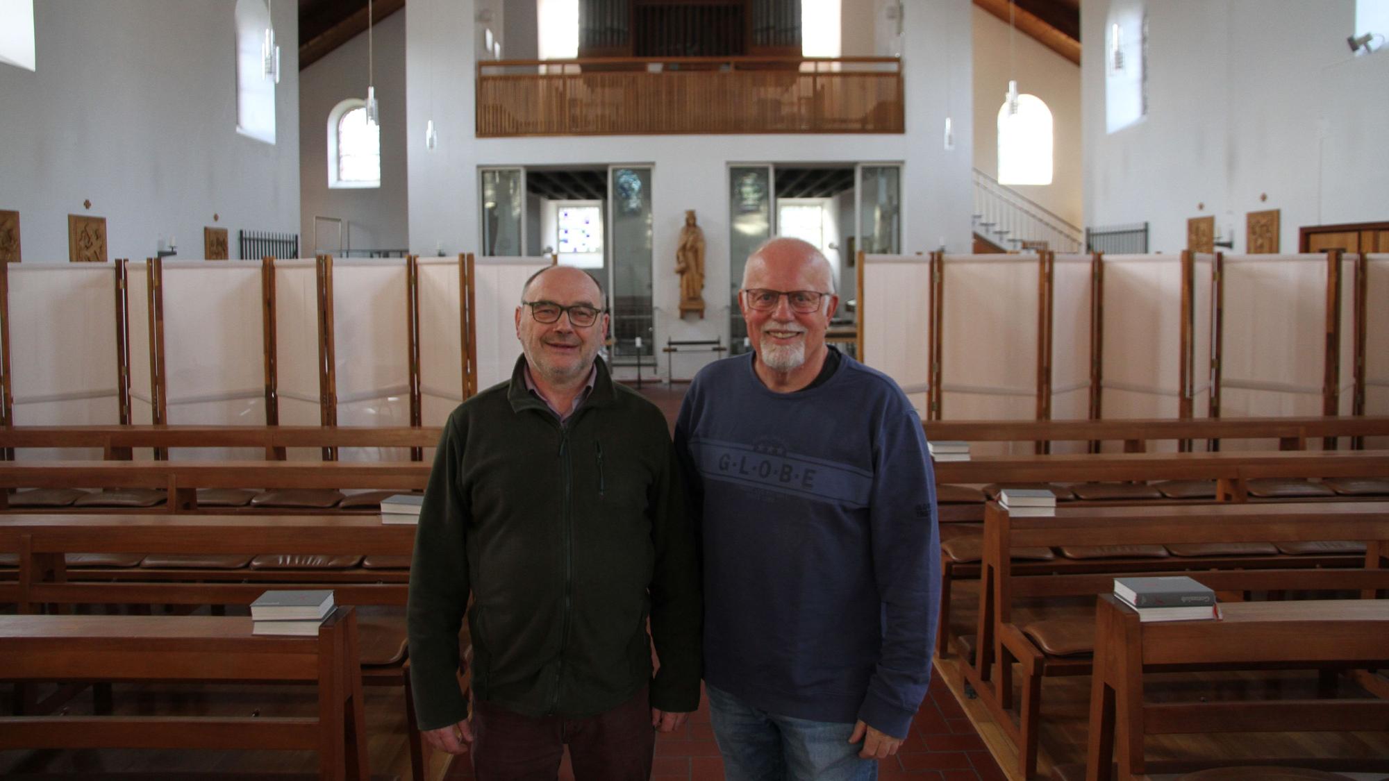 Zwei Männer im Innenraum einer Kirche