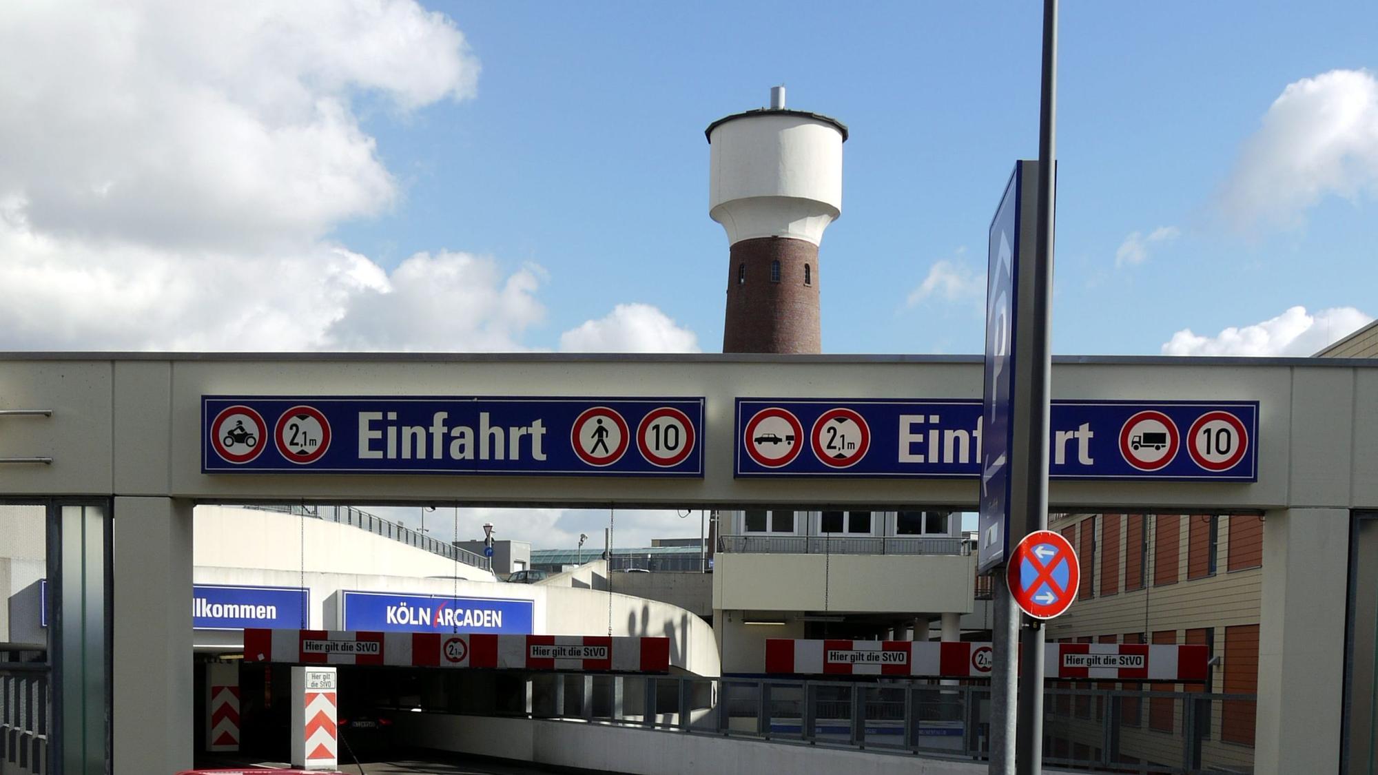 Die Einfahrt des Parkhauses der Köln Arcaden.