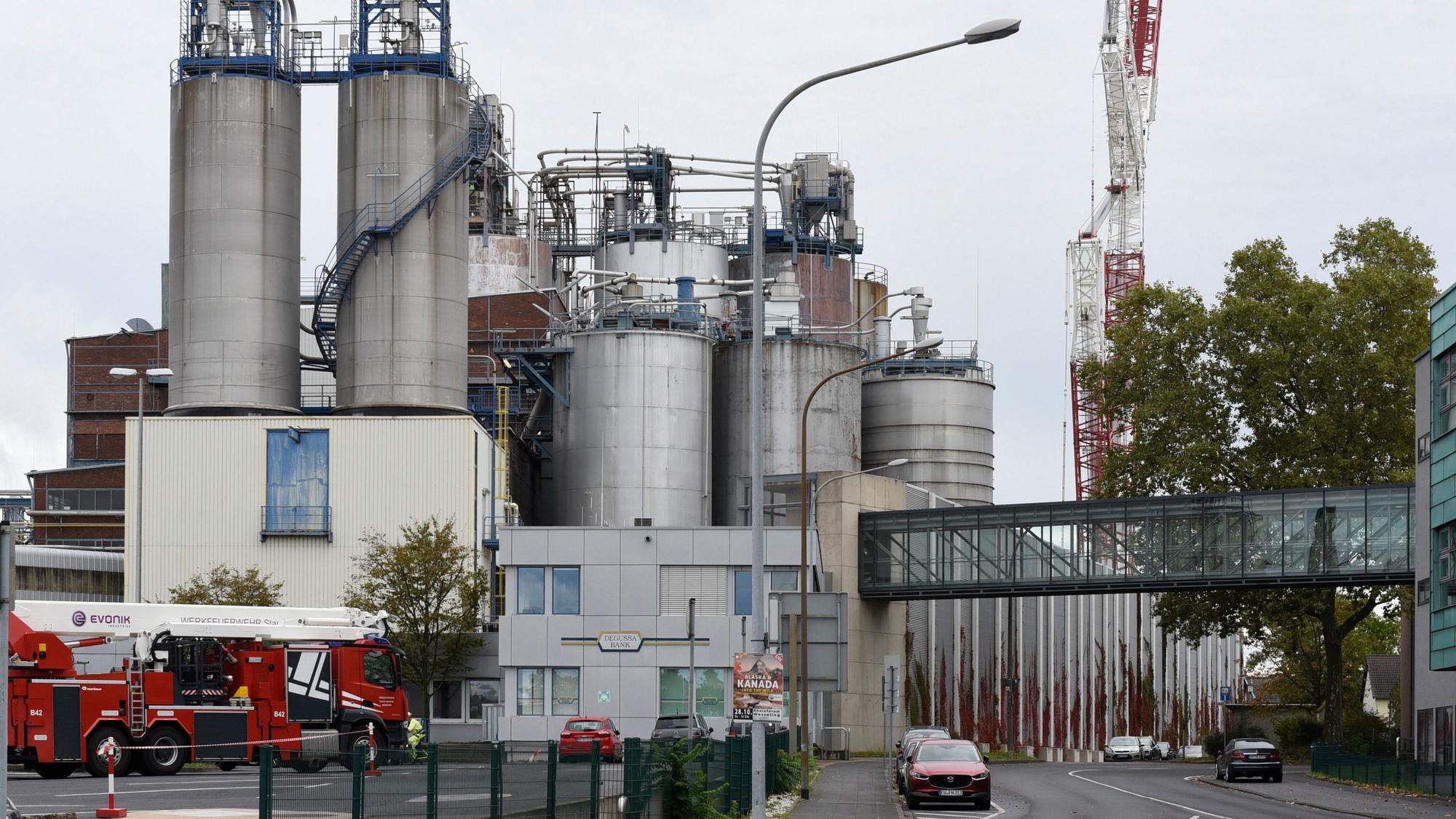 Eine Fabrik mit Silos, Türmen und Kesseln und einem Feuerwehrfahrzeug.