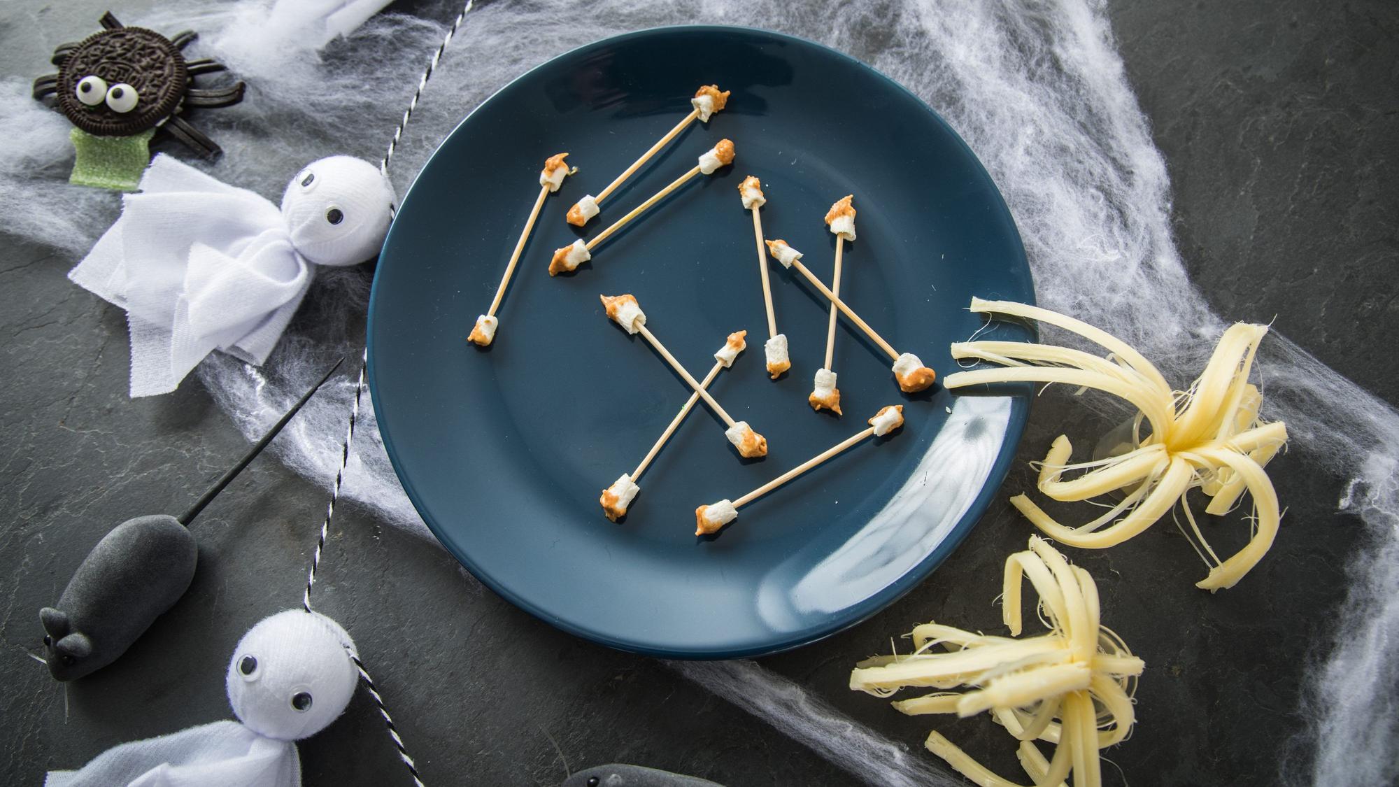 Marshmallowstückchen auf Zahnstocher mit Erdnussbutter