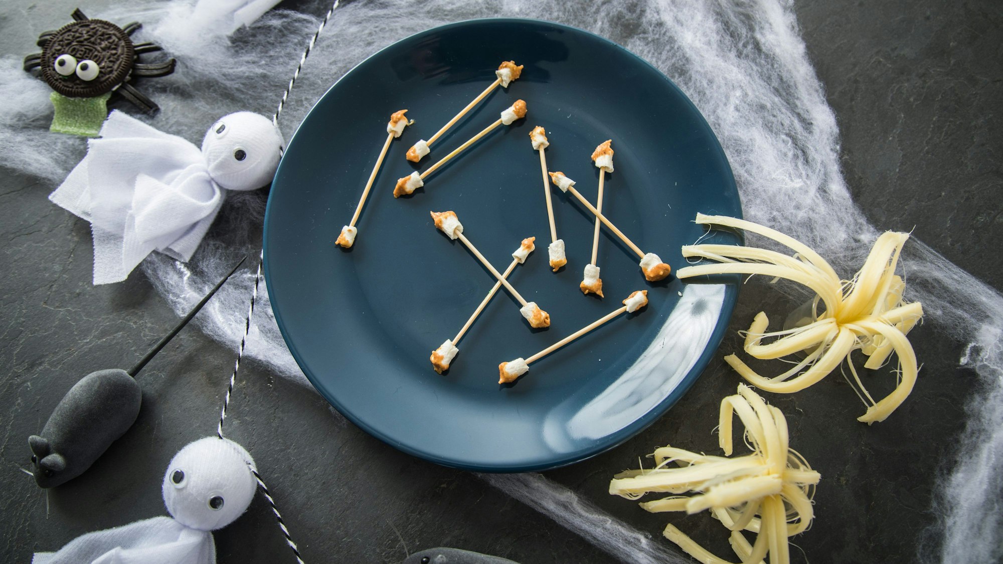 Marshmallowstückchen auf Zahnstocher mit Erdnussbutter