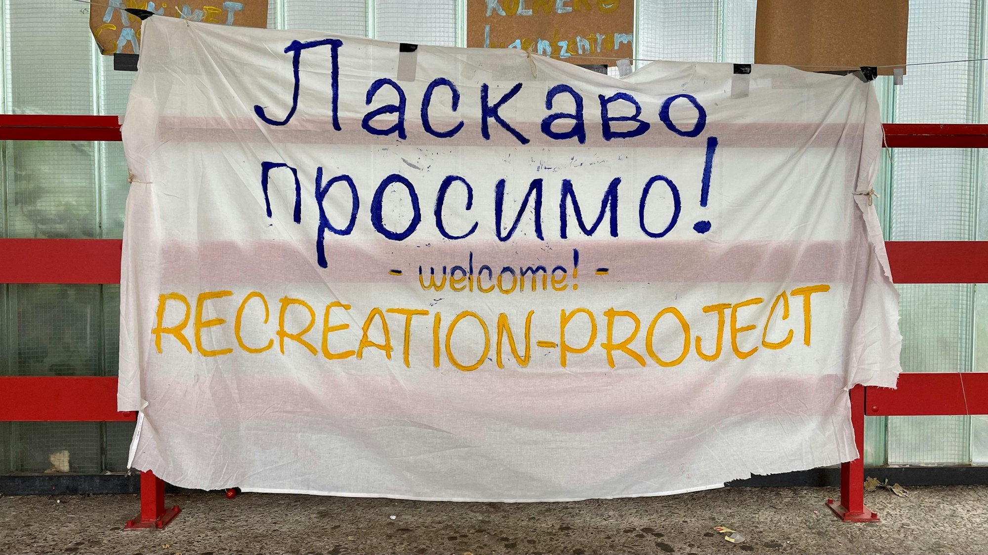 „Herzlichen Willkommen in Köln“ ist in ukrainischer Sprache auf ein Banner geschrieben worden.