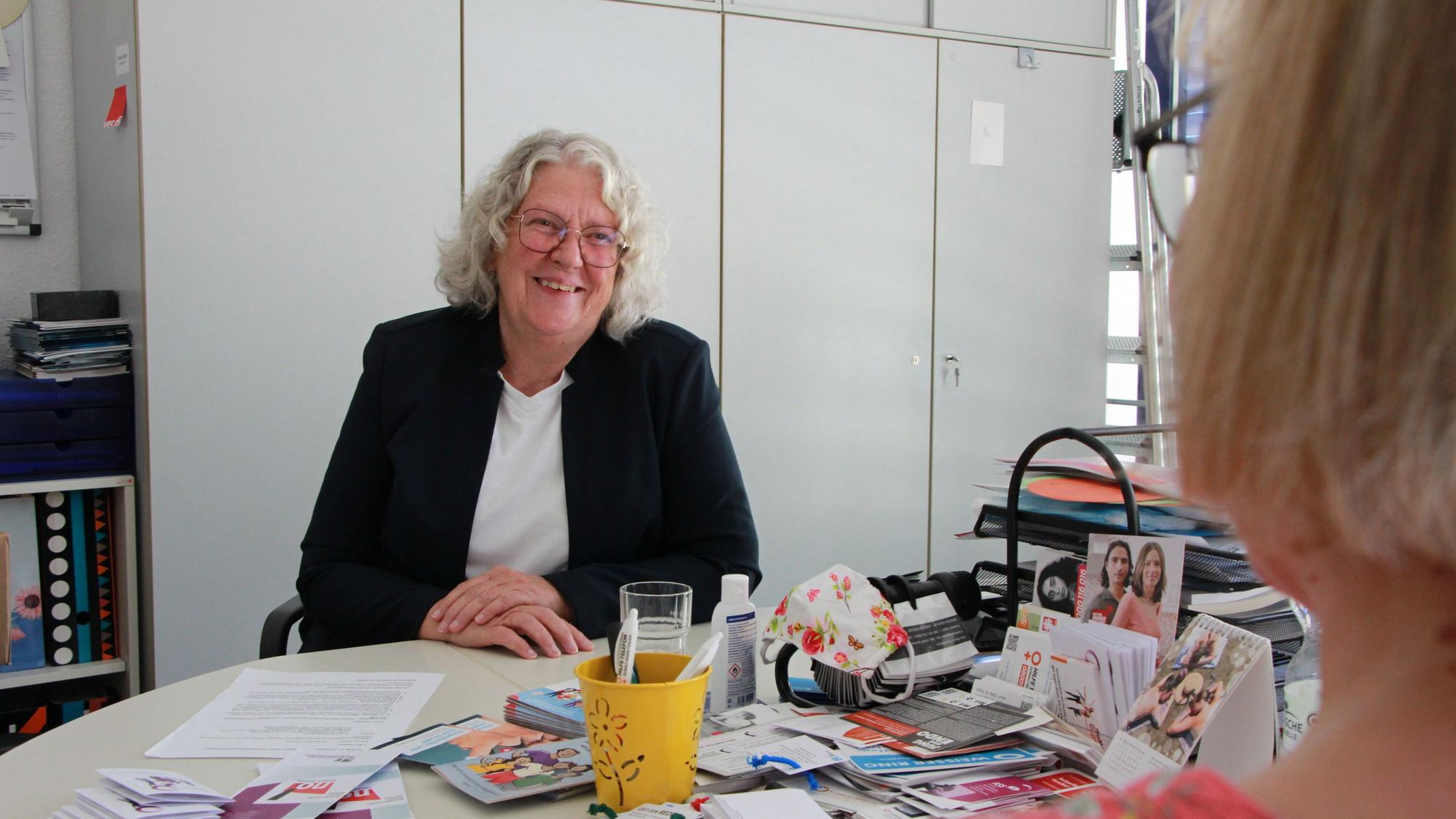 Sabine Steller am Schreibtisch in einer Interveiwsituation.