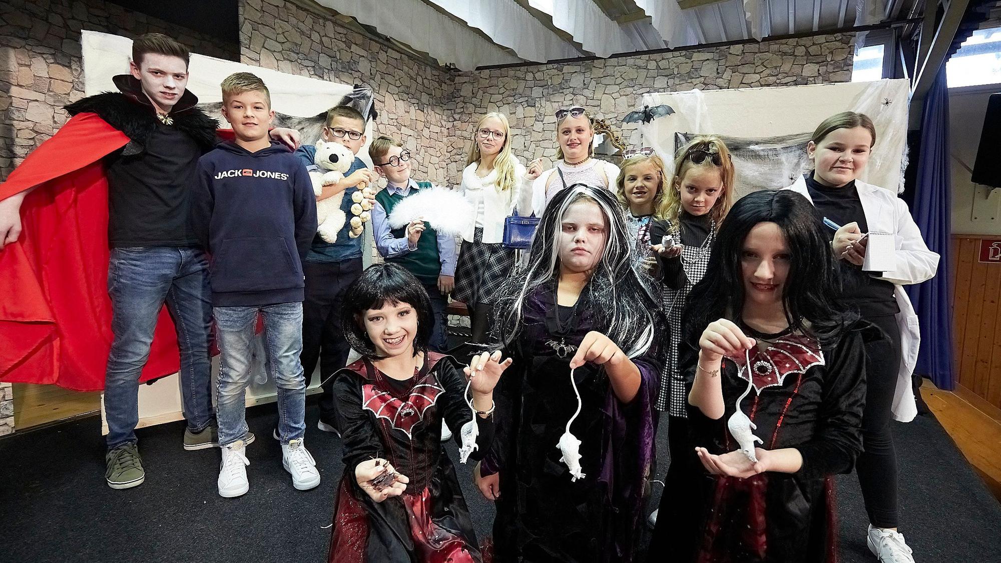 Das Bild zeigt die Gruppe der jugendlichen Schauspieler – teilweise kostümiert.