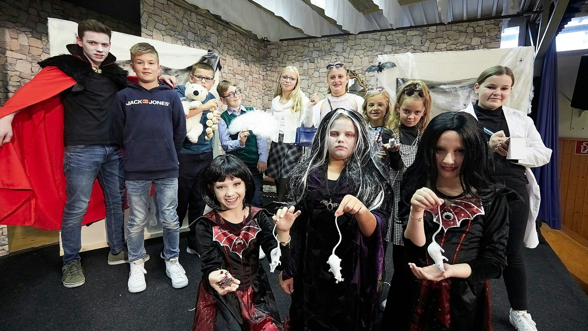 Das Bild zeigt die Gruppe der jugendlichen Schauspieler – teilweise kostümiert.