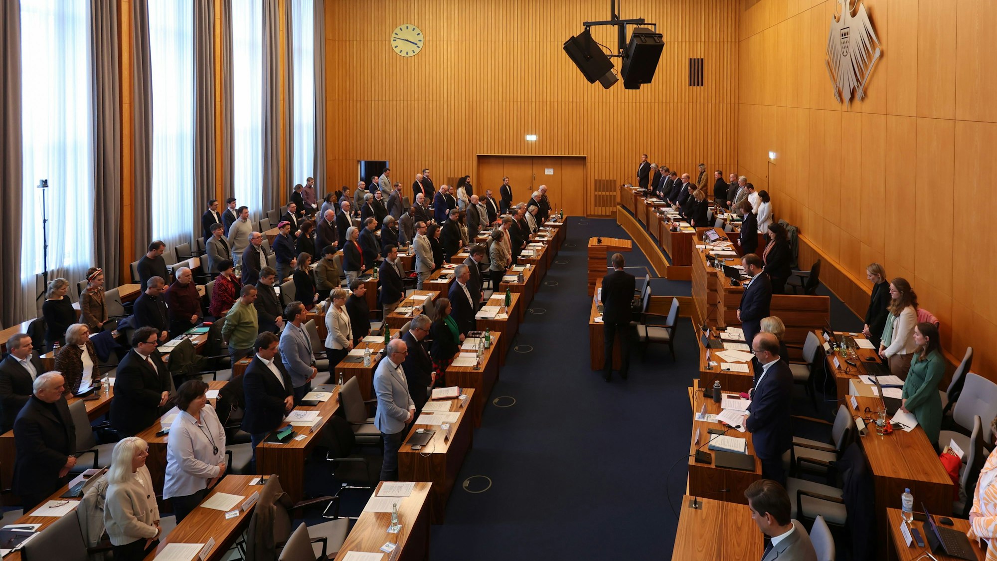Der Kölner Stadtrat hat in seiner Sitzung der Opfer des Terrorangriffs der Hamas auf Israel in einer Schweigeminute gedacht.
