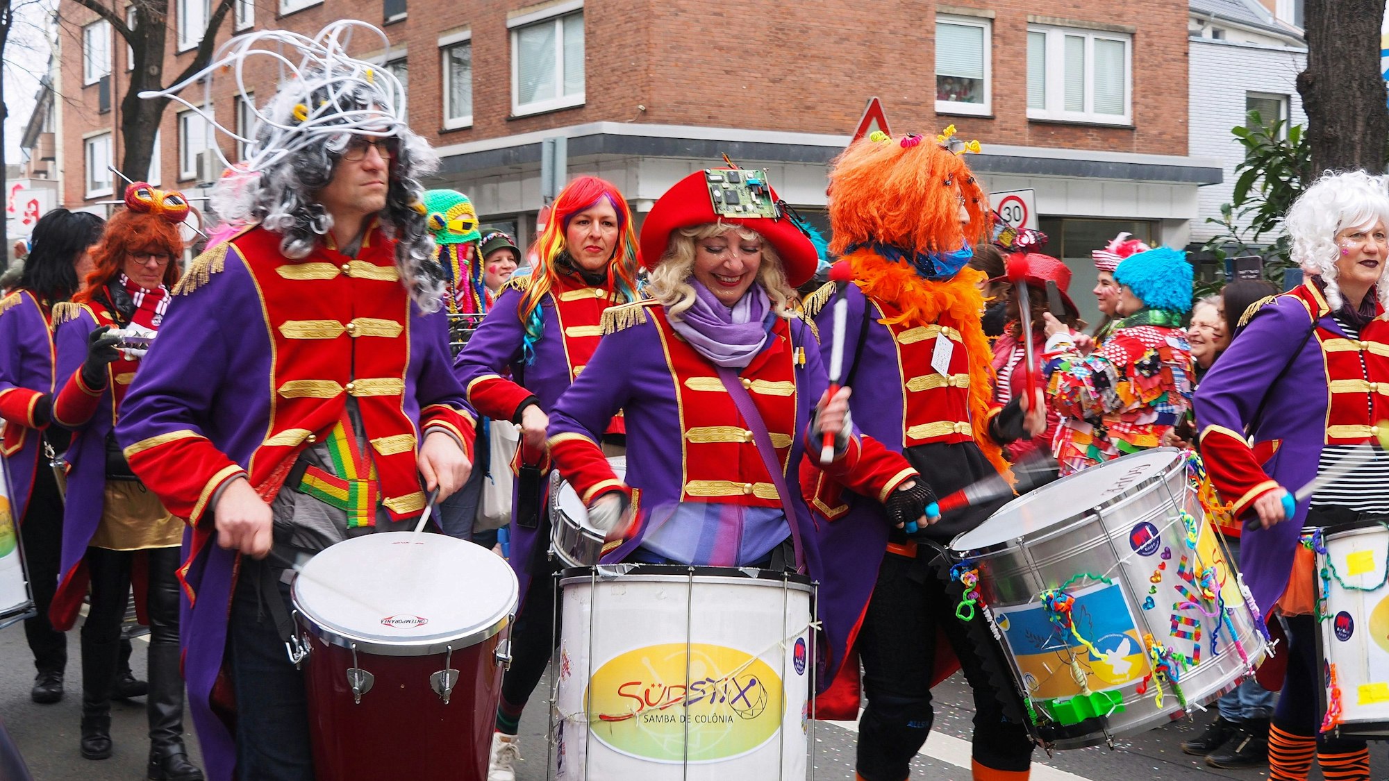 Jecke beim Veedelszug Zollstock.