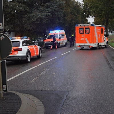 Das Bild zeigt die Unglücksstelle am Erlenhof. Zu sehen sind zwei Rettungswagen und ein Notarztwagen.