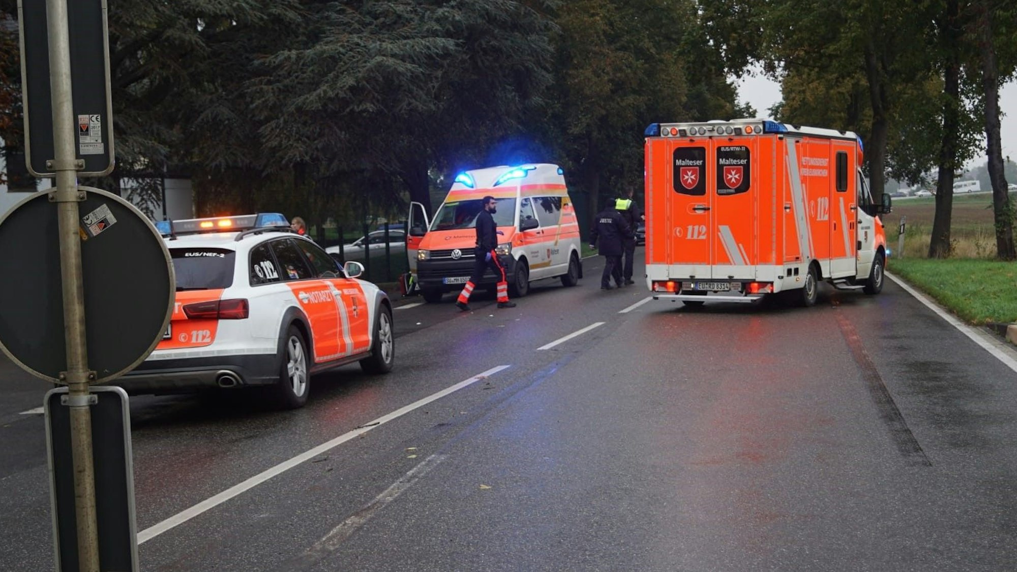 Das Bild zeigt die Unglücksstelle am Erlenhof. Zu sehen sind zwei Rettungswagen und ein Notarztwagen.