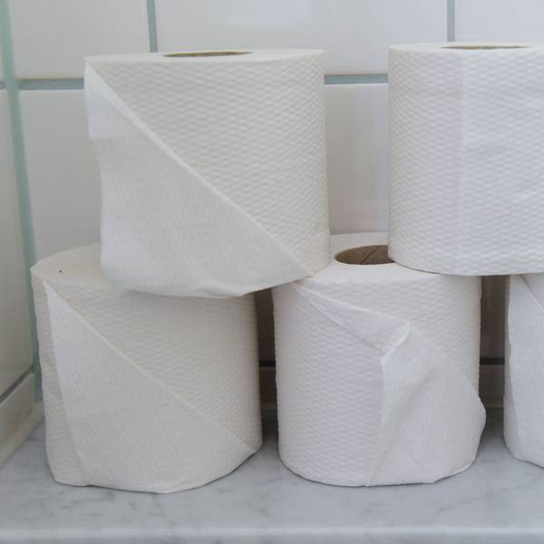 Fünf auseinandergestellte Rollen Toilettenpapier.