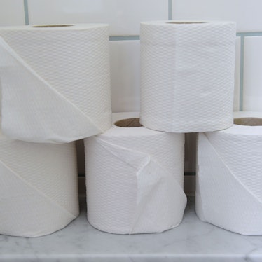 Fünf auseinandergestellte Rollen Toilettenpapier.