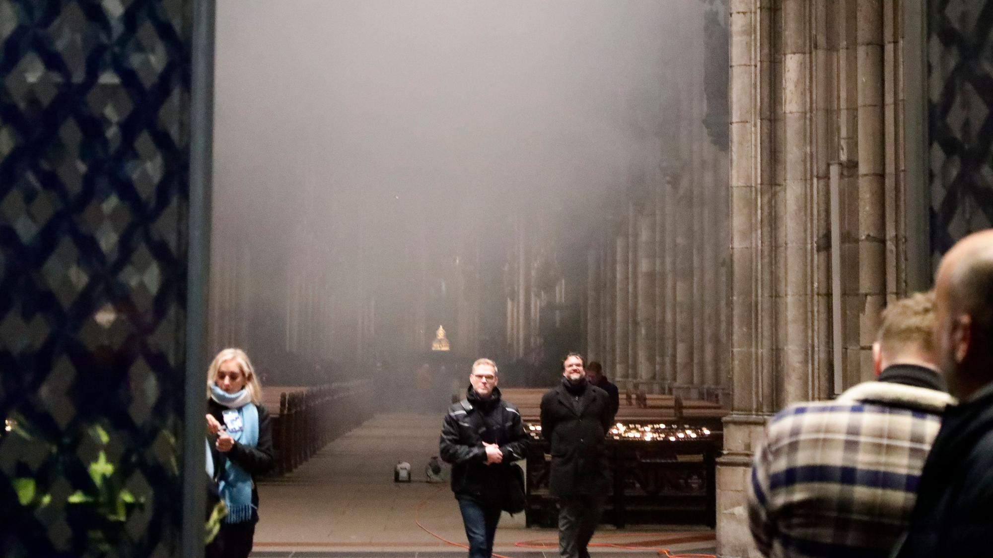 Wenig Rauch, gar keine Gefahr für die Menschen – Mittwochabend im Kölner Dom.