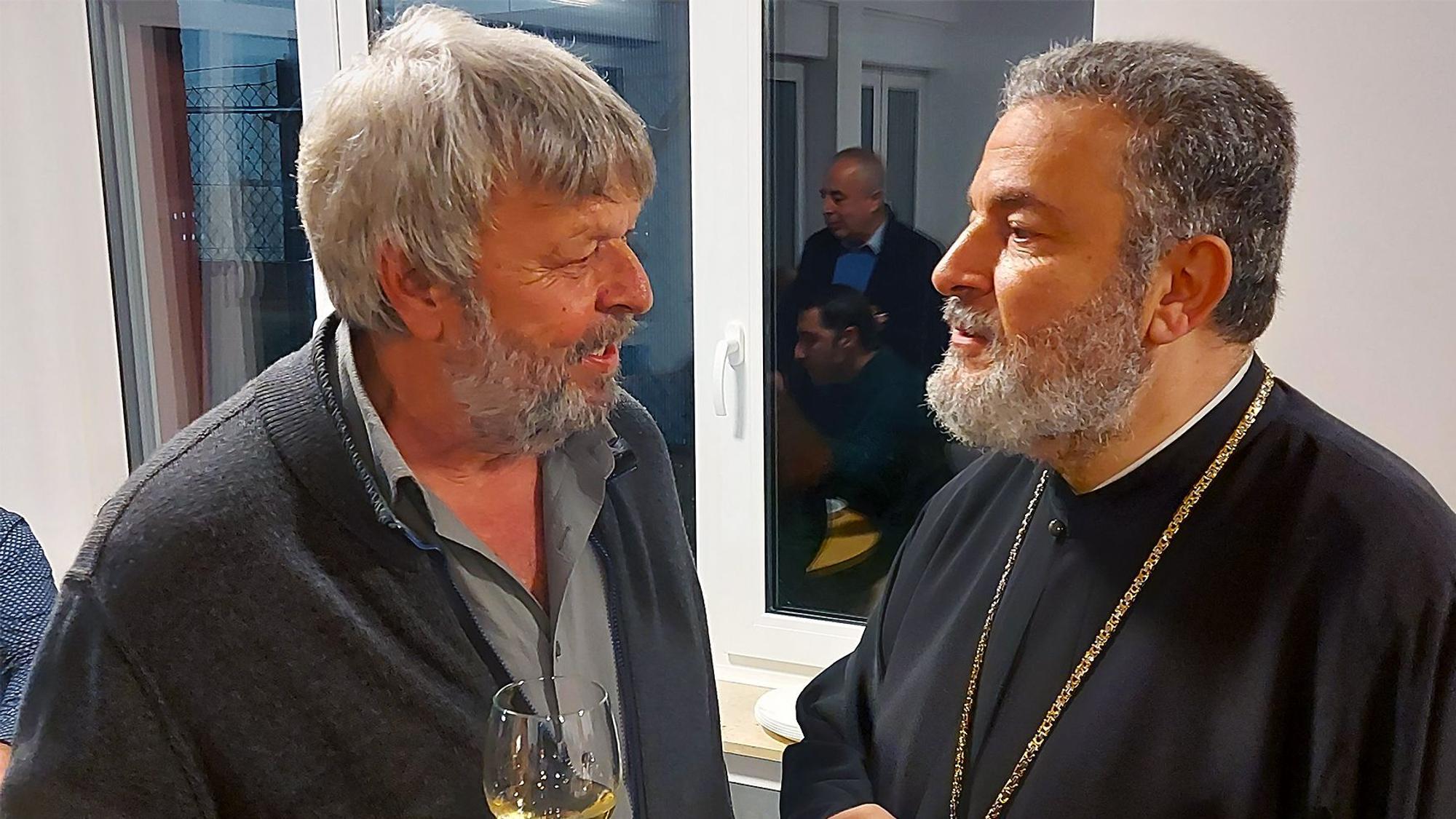 Frank Bauerfeind im Gespräch mit Metropolit Isaak Barakat.