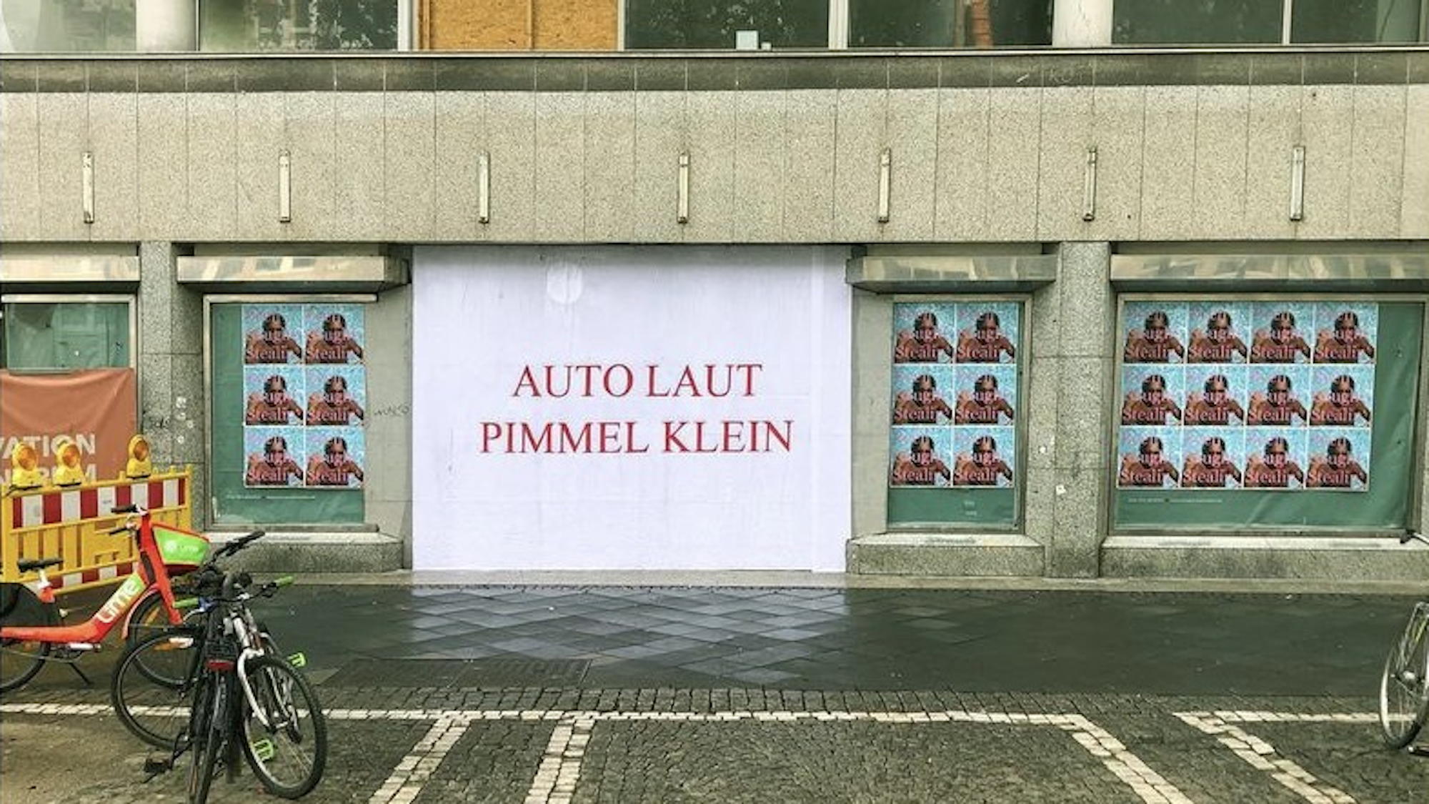Plakat mit der Aufschrift „Auto laut Pimmel klein“
