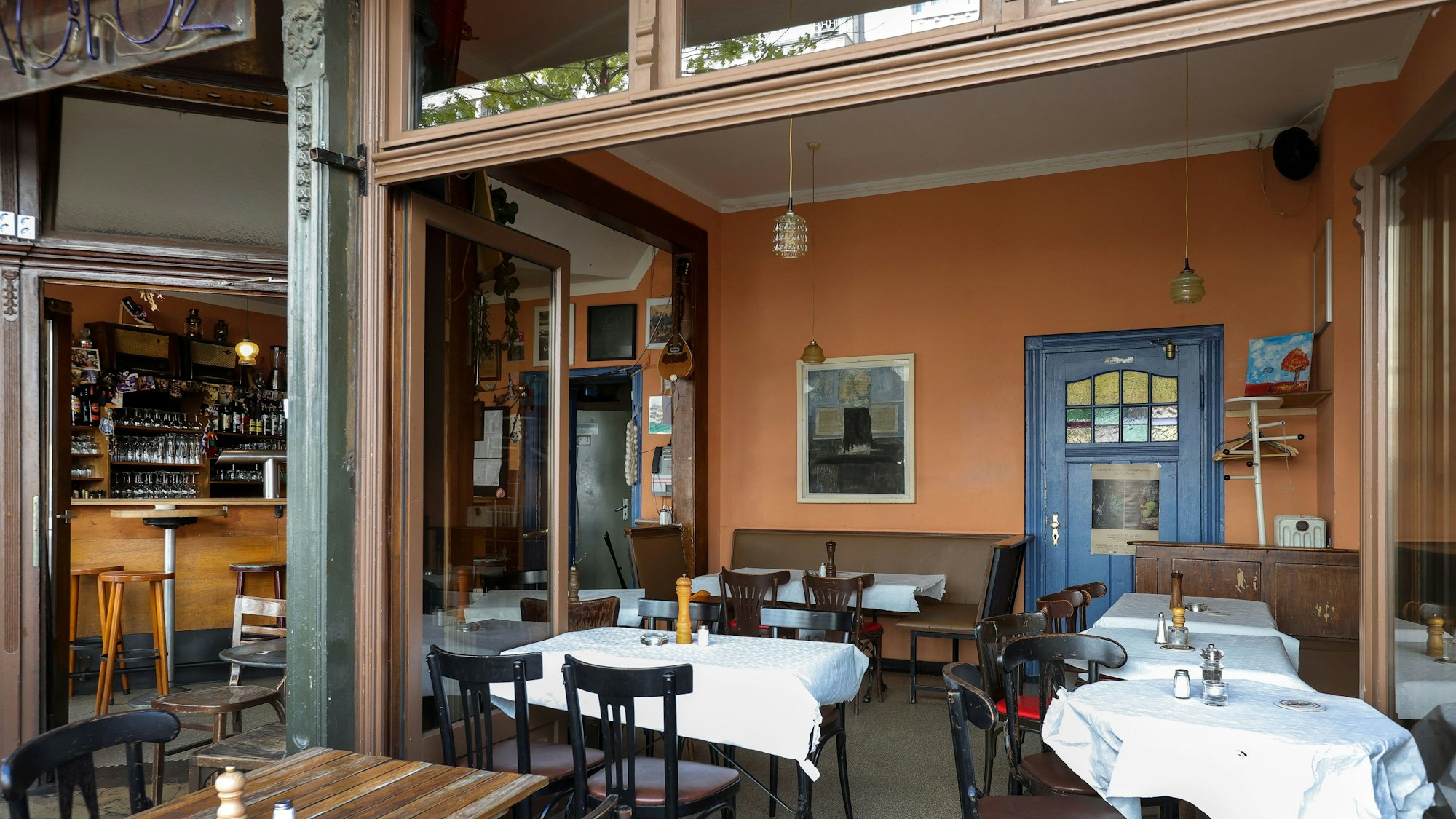 Das Restaurant "Dialog" von innen mit Holztischen- und Stühlen.