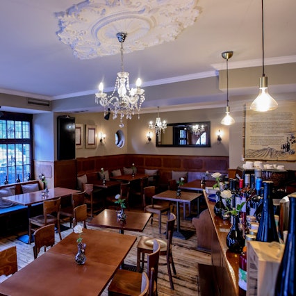 Holztische und Holzstühle mit Kronleuchter im Restaurant