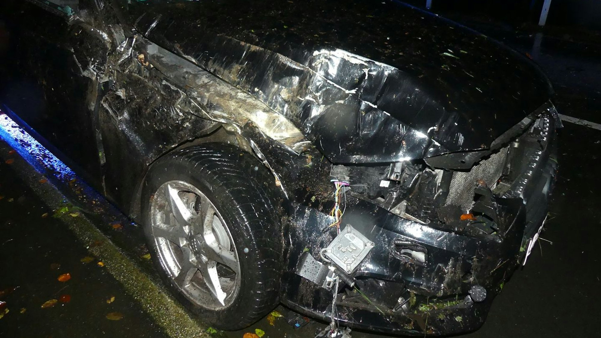 Ein schwer beschädigter Unfallwagen.