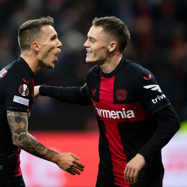 Leverkusens Torschütze Alejandro Grimaldo (l.) und Florian Wirtz jubeln nach dem Treffer zur 2:1 Führung.