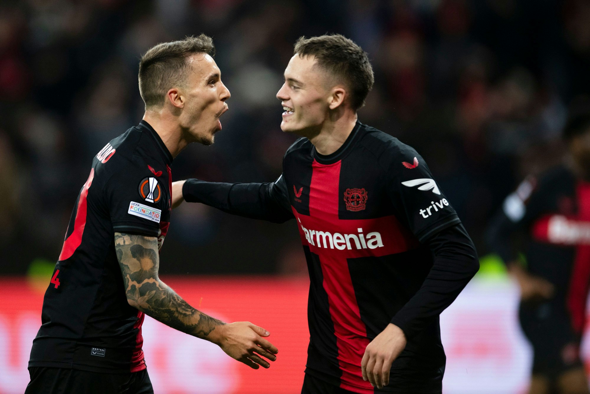 Leverkusens Torschütze Alejandro Grimaldo (l.) und Florian Wirtz jubeln nach dem Treffer zur 2:1 Führung.