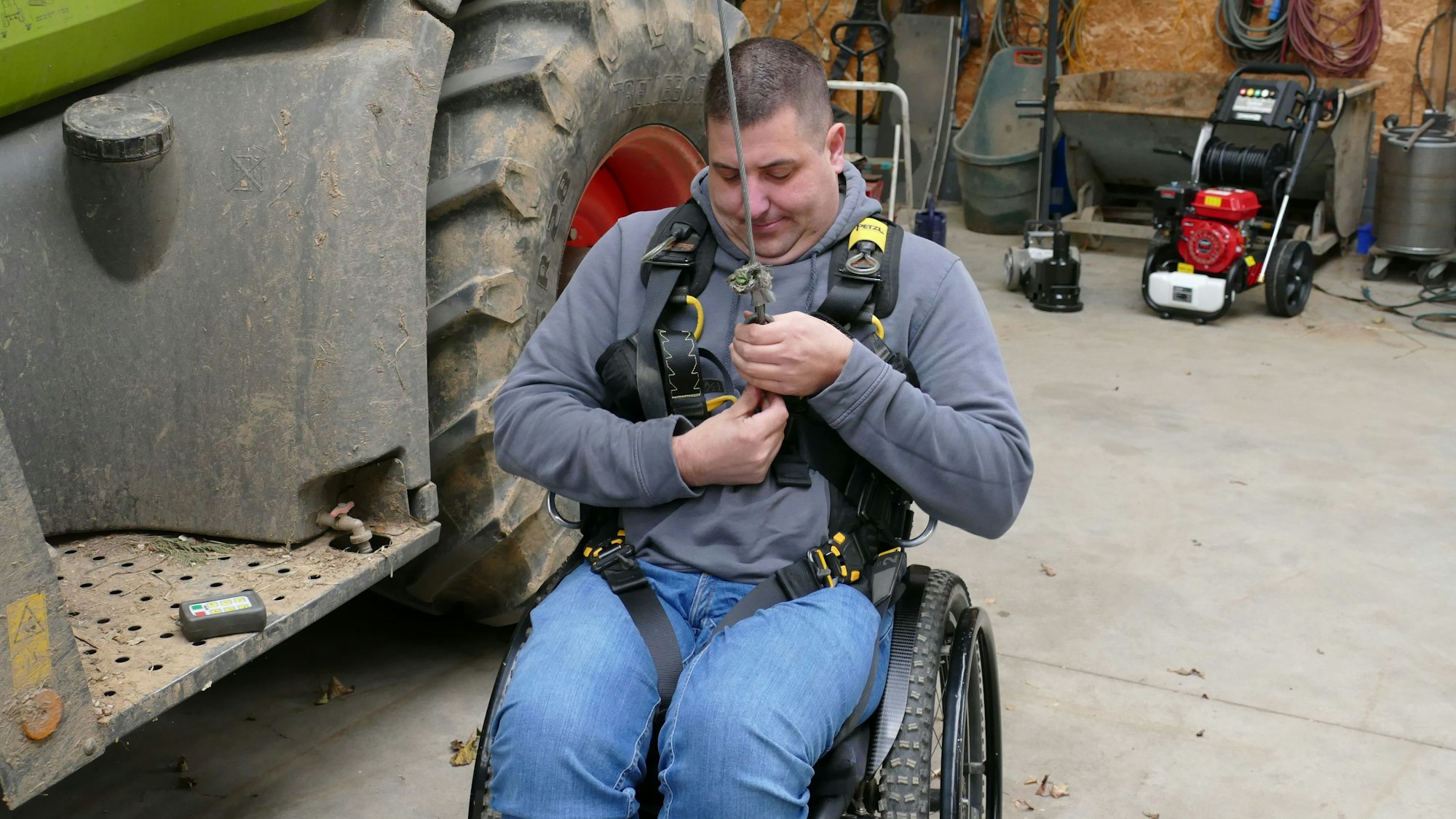 Ein Mann sitzt im Rollstuhl.