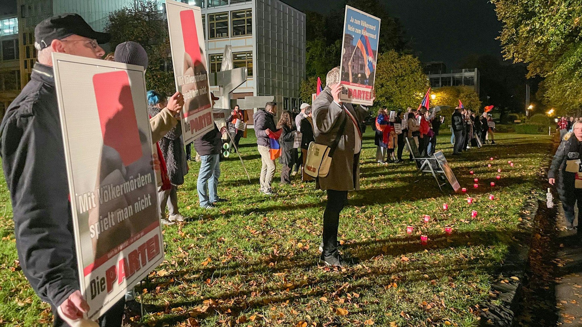 Menschen demonstrieren.