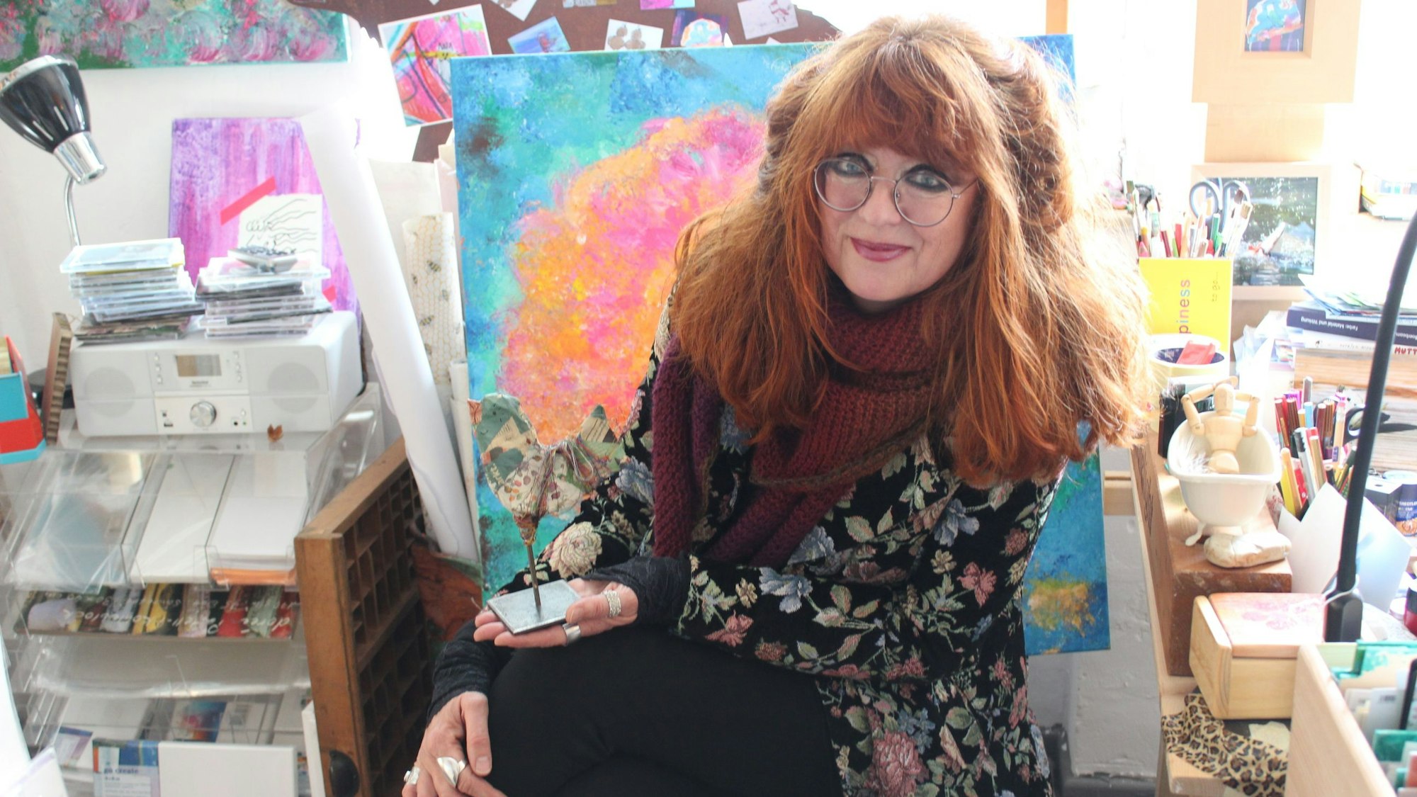 Auf dem Bild ist eine Künstlerin an ihrem Atelierplatz zu sehen