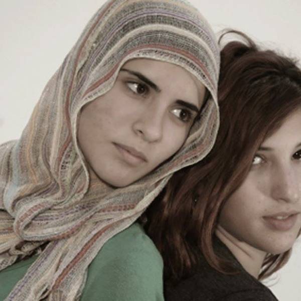 Zwei Frauen, eine Palästinenserin und eine Israelin, auf einem gemeinsamen Porträt.