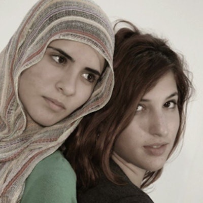 Zwei Frauen, eine Palästinenserin und eine Israelin, auf einem gemeinsamen Porträt.