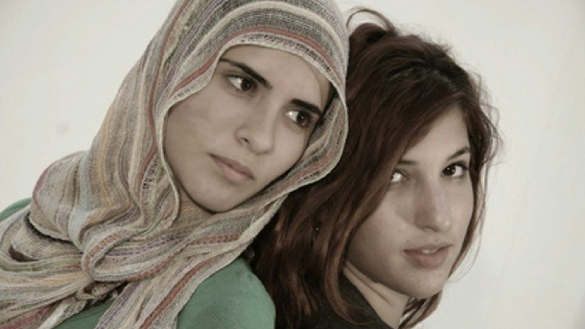 Zwei Frauen, eine Palästinenserin und eine Israelin, auf einem gemeinsamen Porträt.