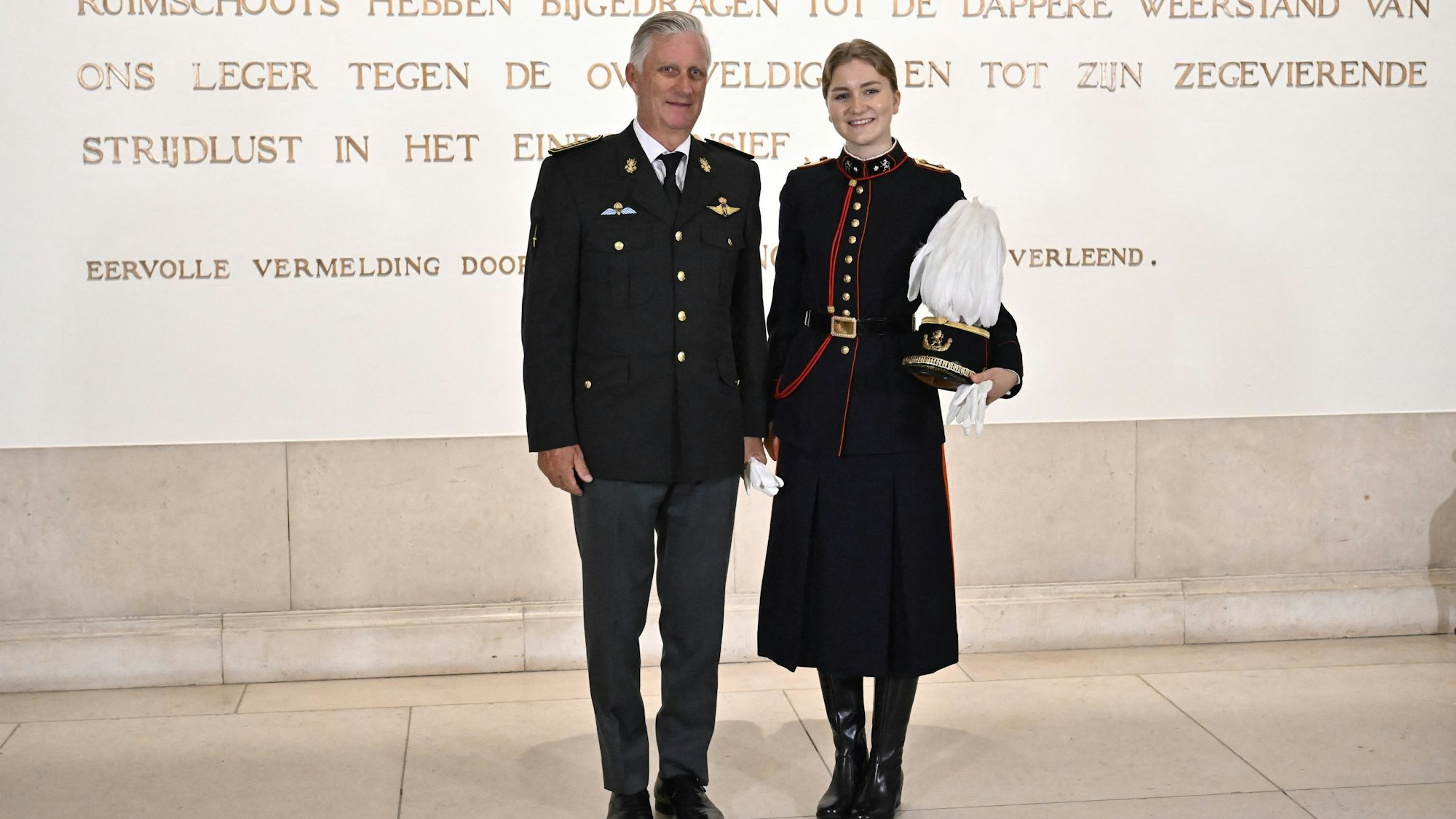 König Philippe von Belgien (l) und Kronprinzessin Elisabeth von Belgien posieren am 26. September 2023 in der Königlichen Militärakademie (KMS/ERM) in Brüssel.