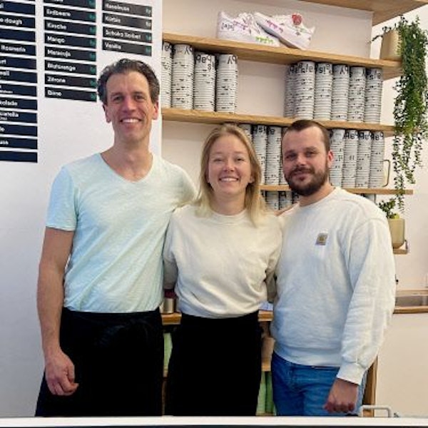 Zu sehen ist das Team der Eisdiele „Ais“ in der Kölner südstadt