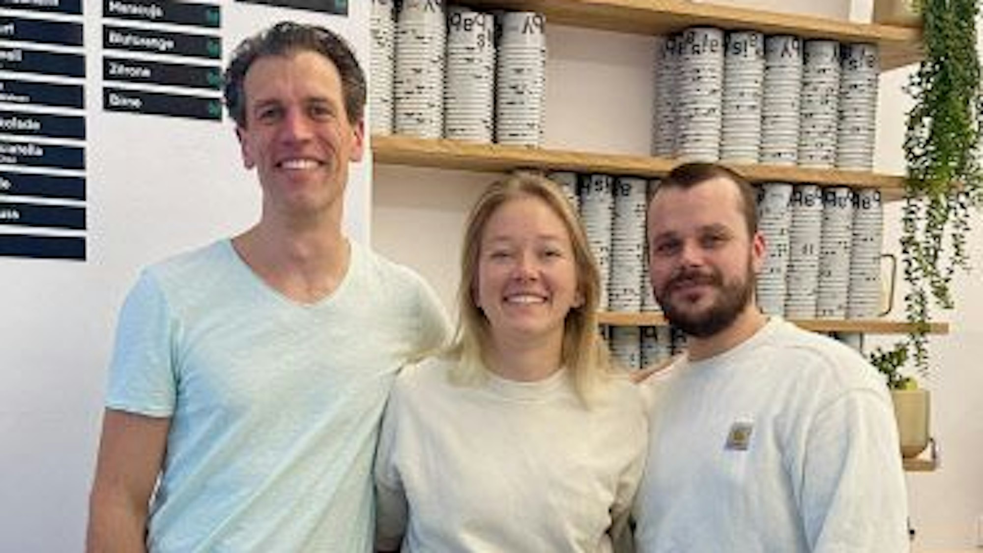 Zu sehen ist das Team der Eisdiele „Ais“ in der Kölner südstadt