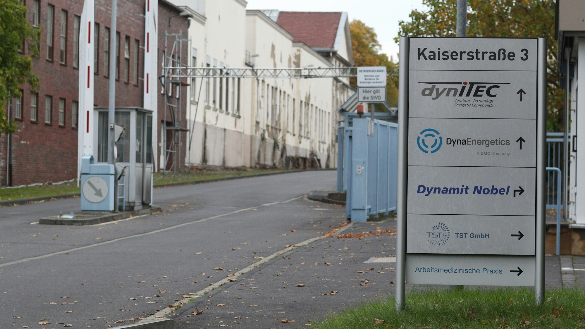 An der Zufahrt zum Industriepark in Troisdorf steht eine Tafel mit einigen Firmenschildern,