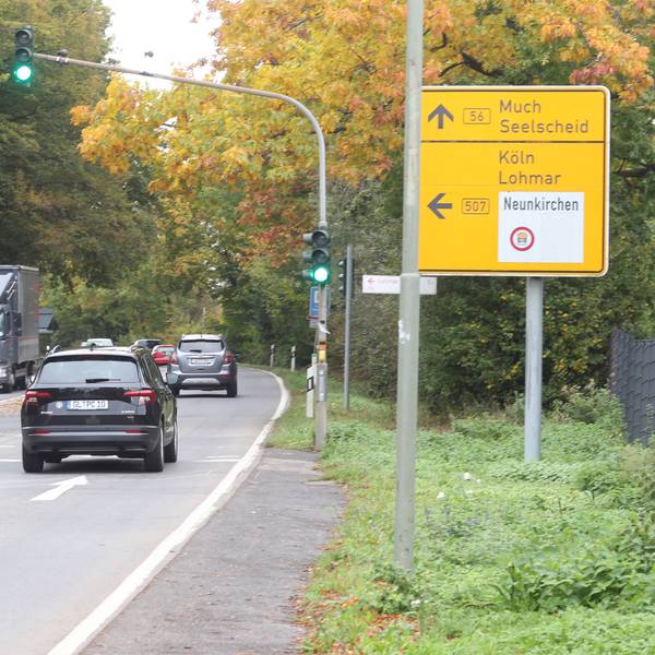 Autos stehen an einer Kreuzung.